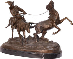 BRONZEN BEELD VAN KIRGIZ DIE EEN WILD PAARD VANGT