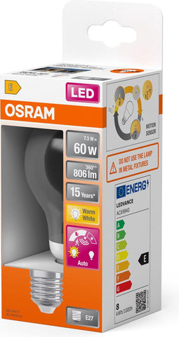 OSRAM LED Star Classic lamp met bewegingssensor en daglichtsensor, bolvorm, 7,3 W / 806 lm, EEK A, warm wit licht (2700 K), gemaakt van helder gekleurd loodvrij glas, E27 fitting, 60 mm diameter.