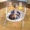 Bright Starts Winnie de Poeh - Babywipstoel - Boog met afneembare speeltjes - Grijs