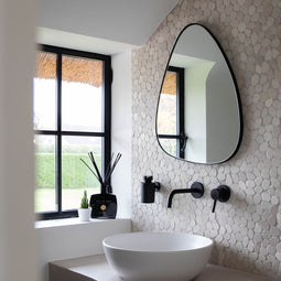 Atmooz - Wandspiegel Stone Large - Driehoekig / Rond - Industrieel - Zwart - Metaal - 48cm hoog en 60cm breed