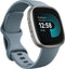 Fitbit Versa 4 - Smartwatch - Ingebouwde GPS en 40+ trainingsmodi - Zilver (Blauw)