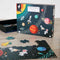 Janod - Educatieve Puzzel - Zonnestelsel 100 stukjes met leerboekje - 70 x 49 cm