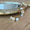 Creolen met 3 beige en gouden kristallen