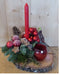 Kerststukje 'Koergan' houten schijf dia. 30 cm rode tinten met thee...