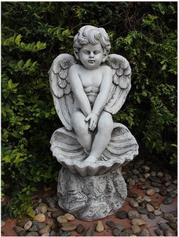 Beeld engel zittend op sokkel