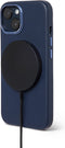 DECODED Back Cover - iPhone 14 Plus - Hoogwaardig Europees Leer - Hoesje met Metalen Knoppen - Magnetische Technologie van Apple - Donker Blauw