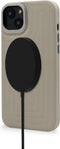 DECODED Embossed Back Cover - iPhone 14 Plus - Hoogwaardig Europees Leer - Hoesje met Metalen Knoppen - Magnetische Technologie van Apple - Beige, Grijs