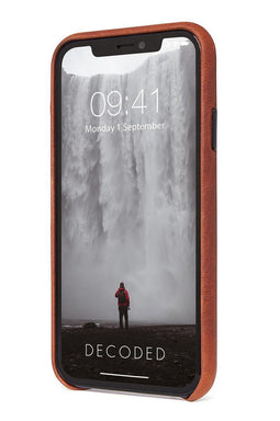 DECODED Leren Back Cover - iPhone 11 - Hoogwaardig Europees Leer - Hoesje met Metalen Knoppen - Bruin