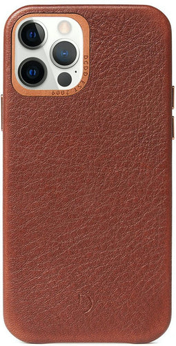 DECODED Leren Back Cover - iPhone 12 / 12 Pro - Hoogwaardig Europees Leer - Hoesje met Metalen Knoppen - Magnetische Technologie van Apple - Bruin