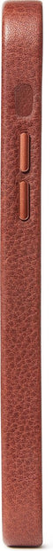 DECODED Leren Back Cover - iPhone 12 / 12 Pro - Hoogwaardig Europees Leer - Hoesje met Metalen Knoppen - Magnetische Technologie van Apple - Bruin