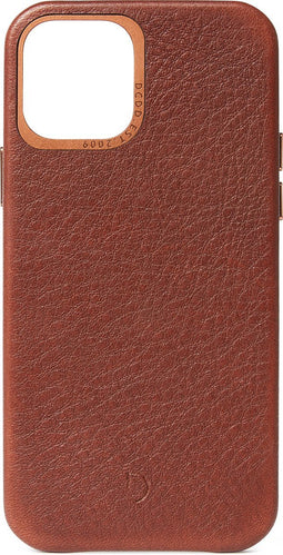 DECODED Leren Back Cover - iPhone 12 Mini - Hoogwaardig Europees Leer - Hoesje met Metalen Knoppen - Magnetische Technologie van Apple - Bruin