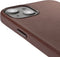DECODED Leren Back Cover - iPhone 13 - Hoogwaardig Europees Leer - Hoesje met Metalen Knoppen - Magnetische Technologie van Apple - Bruin