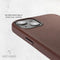 DECODED Leren Back Cover - iPhone 13 - Hoogwaardig Europees Leer - Hoesje met Metalen Knoppen - Magnetische Technologie van Apple - Bruin