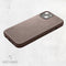 DECODED Leren Back Cover - iPhone 13 - Hoogwaardig Europees Leer - Hoesje met Metalen Knoppen - Magnetische Technologie van Apple - Bruin