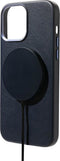 DECODED Leren Back Cover - iPhone 13 - Hoogwaardig Europees Leer - Hoesje met Metalen Knoppen - Magnetische Technologie van Apple - Donker Blauw