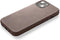 DECODED Leren Back Cover - iPhone 13 - Hoogwaardig Europees Leer - Hoesje met Metalen Knoppen - Magnetische Technologie van Apple - Bruin