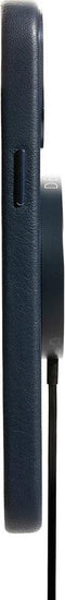 DECODED Leren Back Cover - iPhone 13 - Hoogwaardig Europees Leer - Hoesje met Metalen Knoppen - Magnetische Technologie van Apple - Donker Blauw