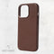 DECODED Leren Back Cover - iPhone 13 Pro - Hoogwaardig Europees Leer - Hoesje met Metalen Knoppen - Magnetische Technologie van Apple - Bruin
