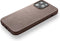 DECODED Leren Back Cover - iPhone 13 Pro - Hoogwaardig Europees Leer - Hoesje met Metalen Knoppen - Magnetische Technologie van Apple - Bruin