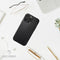 DECODED Leren Back Cover - iPhone 13 Pro - Hoogwaardig Europees Leer - Hoesje met Metalen Knoppen - Magnetische Technologie van Apple - Zwart