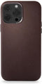 DECODED Leren Back Cover - iPhone 13 Pro - Hoogwaardig Europees Leer - Hoesje met Metalen Knoppen - Magnetische Technologie van Apple - Bruin