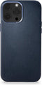 DECODED Leren Back Cover - iPhone 13 Pro Max - Hoogwaardig Europees Leer - Hoesje met Metalen Knoppen - Magnetische Technologie van Apple - Donker Blauw