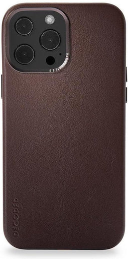 DECODED Leren Back Cover - iPhone 13 Pro Max - Hoogwaardig Europees Leer - Hoesje met Metalen Knoppen - Magnetische Technologie van Apple - Bruin
