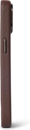 DECODED Leren Back Cover - iPhone 14 - Hoogwaardig Europees Leer - Hoesje met Metalen Knoppen - Magnetische Technologie van Apple - Donker Bruin
