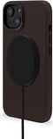 DECODED Leren Back Cover - iPhone 14 Plus - Hoogwaardig Europees Leer - Hoesje met Metalen Knoppen - Magnetische Technologie van Apple - Donker Bruin