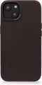 DECODED Leren Back Cover - iPhone 14 Plus - Hoogwaardig Europees Leer - Hoesje met Metalen Knoppen - Magnetische Technologie van Apple - Donker Bruin