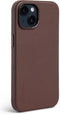 DECODED Leren Back Cover - iPhone 14 Plus - Hoogwaardig Europees Leer - Hoesje met Metalen Knoppen - Magnetische Technologie van Apple - Donker Bruin