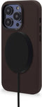 DECODED Leren Back Cover - iPhone 14 Pro - Hoogwaardig Europees Leer - Hoesje met Metalen Knoppen - Magnetische Technologie van Apple - Bruin