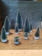 Decoris Kerstdorp kerstboompjes - 9x st - groen - 4-22 cm - kunststof - miniatuur boompjes