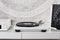 Denon - DP-400 - HiFI Platenspeler met Speed Auto Sensor, Riemaandrijving, MM-Element en Speed selector - Wit