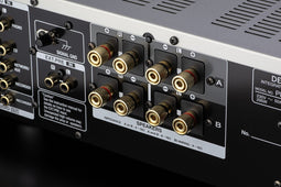 Denon - PMA-1700NE - Amplifier met USB-DAC, 70 Watt per Kanaal, een MM/MC-Phono-equalizer en een UHC Single-Push-Pull-Versterkerschakeling - Zilver