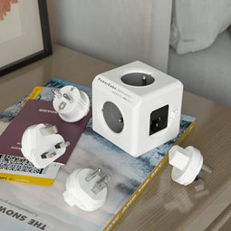 DesignNest PowerCube ReWirable DUO USB - reisstekker + 3x wereldstekkers + 1 meter IEC EU kabel FR - Wit/Grijs - 4 stopcontacten type E- wereld adapter