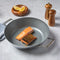 Saveur Selects Voyage - Hapjespan 30 cm - Tri-ply RVS - Antikleef - Met deksel - Vaatwasserbestendig - Ovenbestendig tot 260°C - Geschikt voor alle warmtebronnen