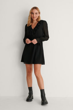 NA-KD Frill V-Neck Mini Jurk - V-hals met ruches - Zwart - Maat 38