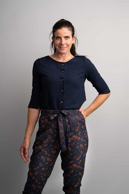 Donkerblauw vestje van organisch katoen.