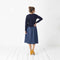 Donkerblauwe sweater met een gouden print van een ketting.