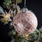 Kerstbal roze met witte glitter - glas - 8 cm - 2 stuks