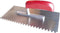 Jung Henkelmann ROBBIE - Plakspaan - Gebogen greep - 6x6mm getand - 280x130mm - Rood