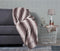 Woondeken plaid taupe 150x200 rabbitfur look met zachte gevoerde binnenkant.