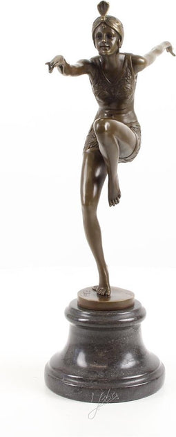 EEN BRONZEN BEELD GENAAMD CON BRIO