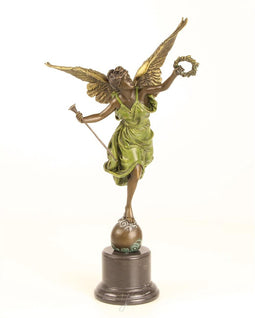 EEN BRONZEN BEELD VAN DE GEVLEUGELDE OVERWINNING