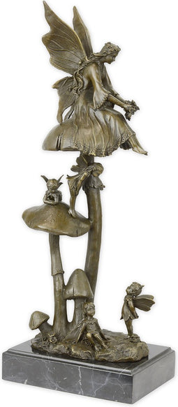 EEN BRONZEN BEELD VAN EEN GROEP FEEËN RUSTEND OP EEN PADDENSTOEL