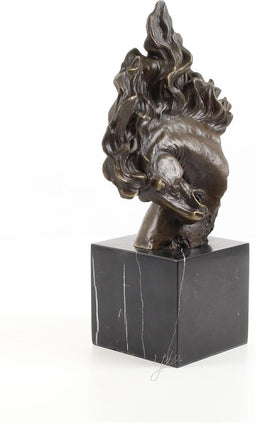 EEN BRONZEN BEELD VAN EEN PAARDENHOOFD