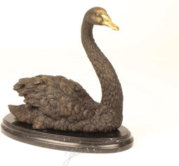 EEN BRONZEN BEELD VAN EEN ZWAAN