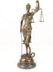 EEN BRONZEN BEELD VAN LADY JUSTICE