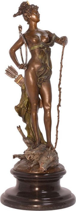 EEN BRONZEN BEELD VAN ZEGEVIERENDE DIANA